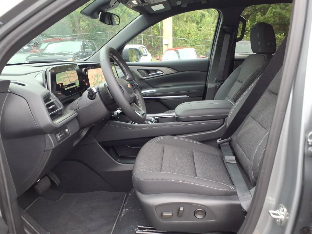 New 2027 Chevrolet Traverse LT w/ Sun and Wheel Package FWD image 11