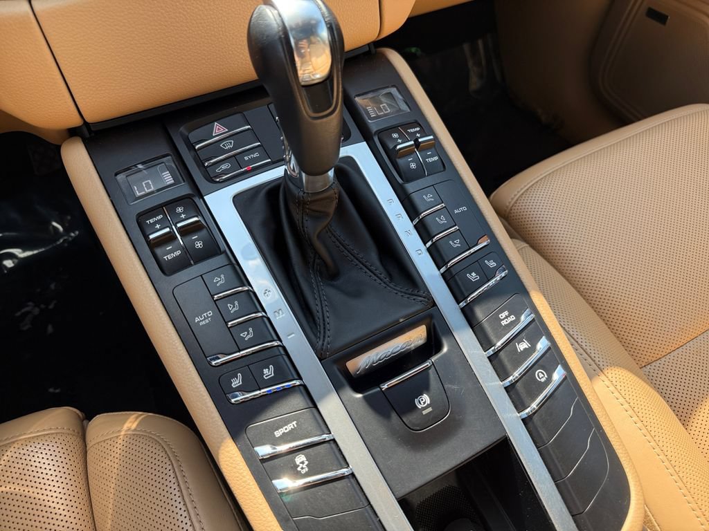 Used 2018 Porsche Macan AWD/4WD image 26