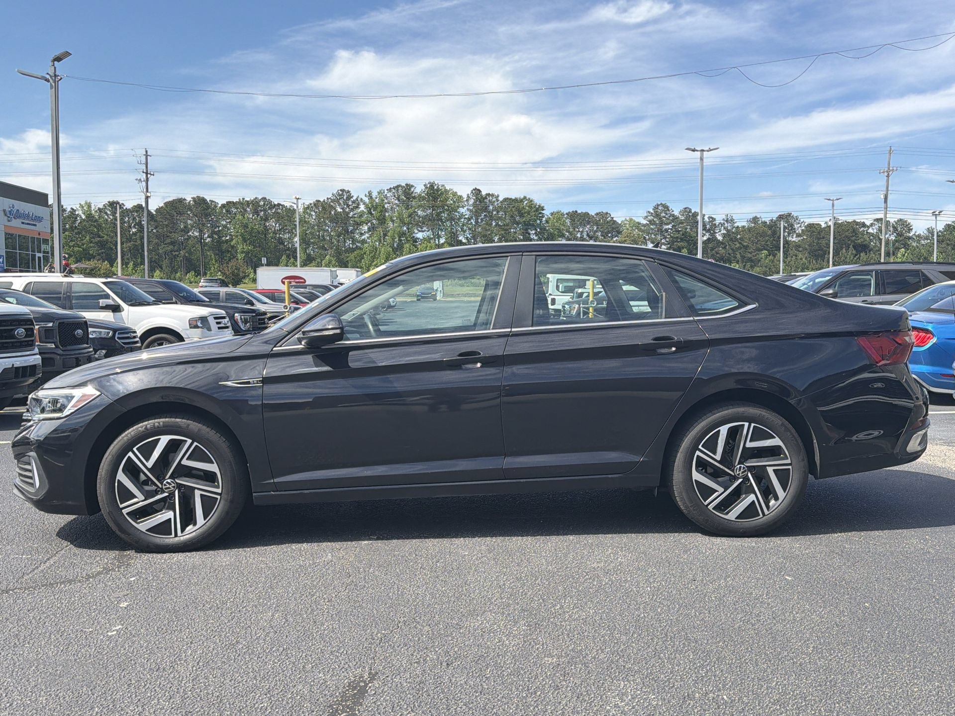 Used 2024 Volkswagen Jetta SEL FWD image 2