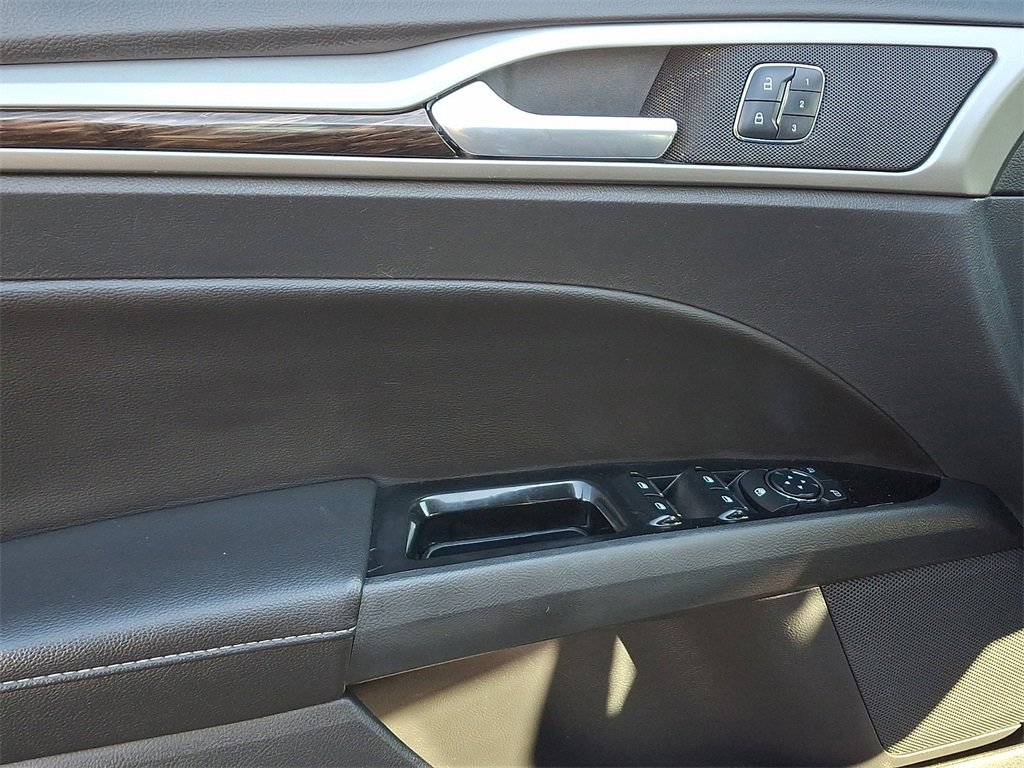 Used 2015 Ford Fusion SE w/ Equipment Group 202A image 13