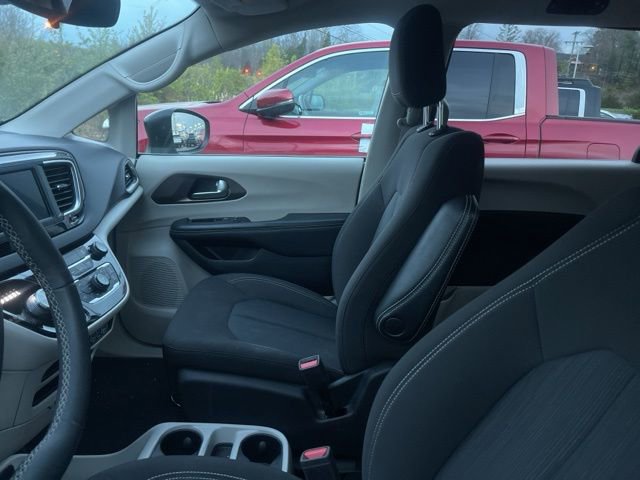 Used 2023 Chrysler Voyager LX image 4