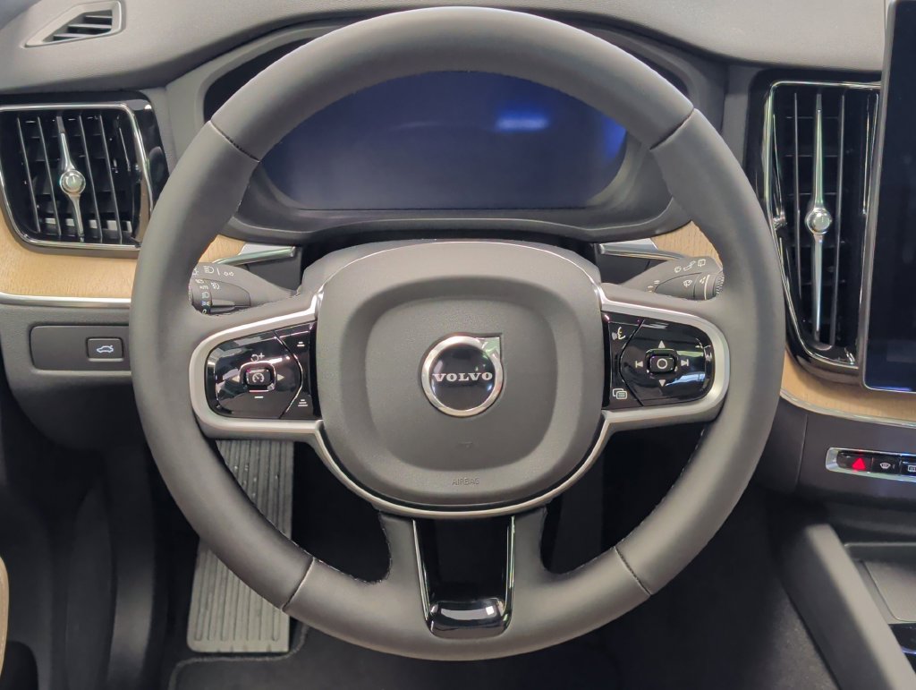 New 2026 Volvo XC60 B5 Plus w/ Protection Package Premier AWD/4WD image 18
