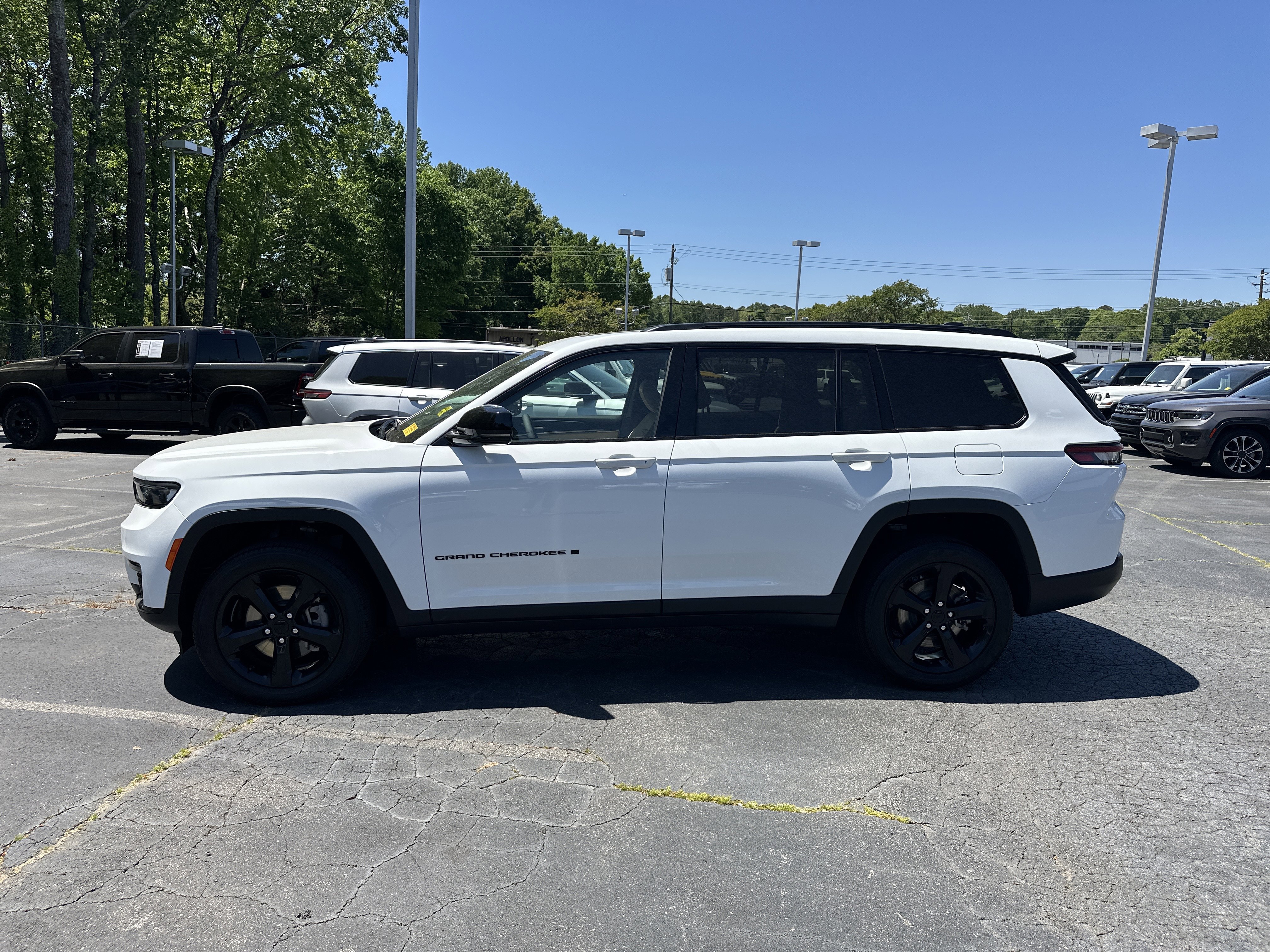 Used 2023 Jeep Grand Cherokee L Limited w/ Black Appearance Package AWD/4WD image 6