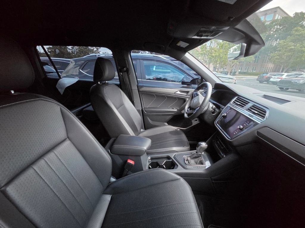 Used 2022 Volkswagen Tiguan SE R-Line FWD image 11