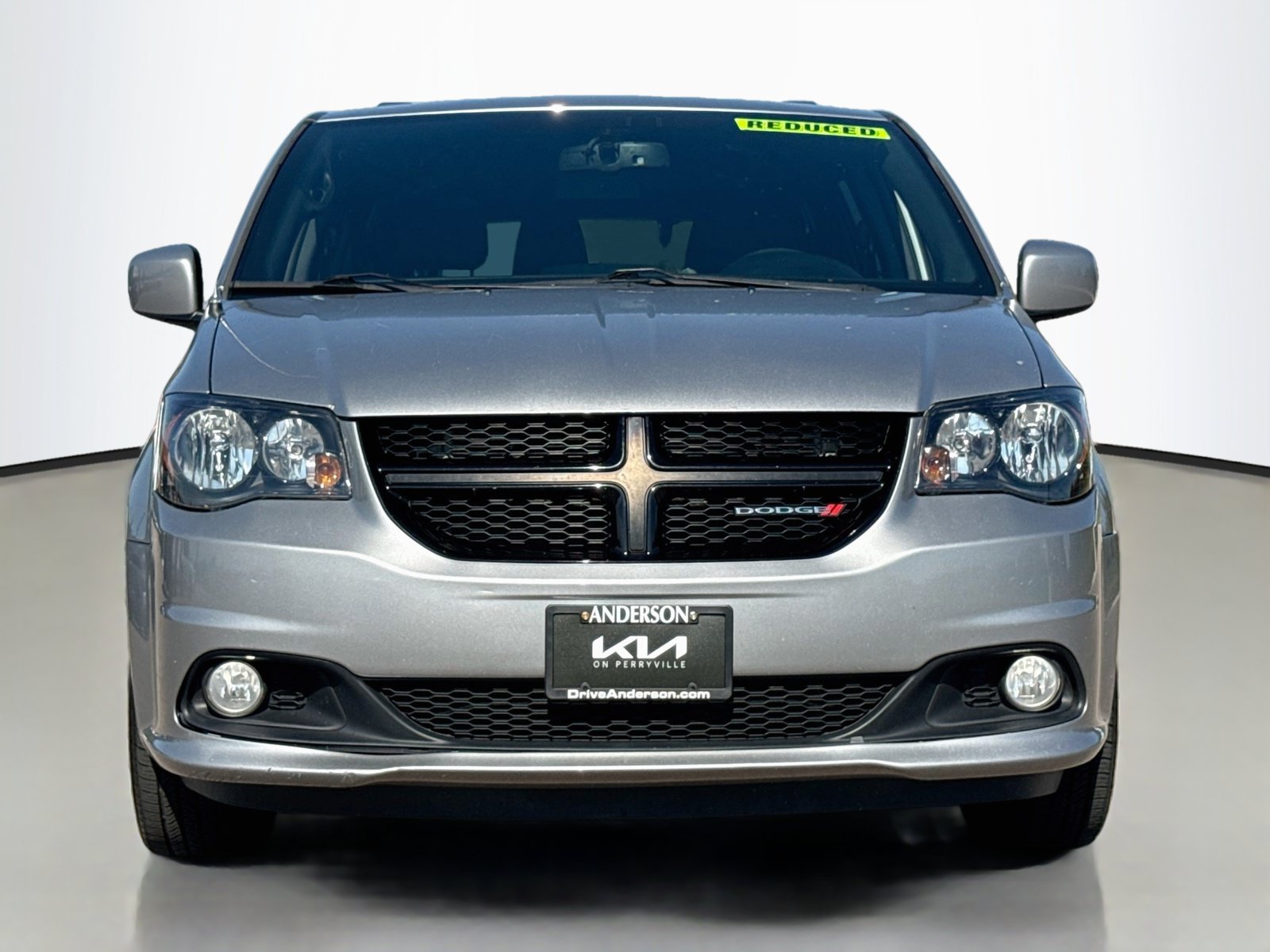 Used 2018 Dodge Grand Caravan SE FWD image 2