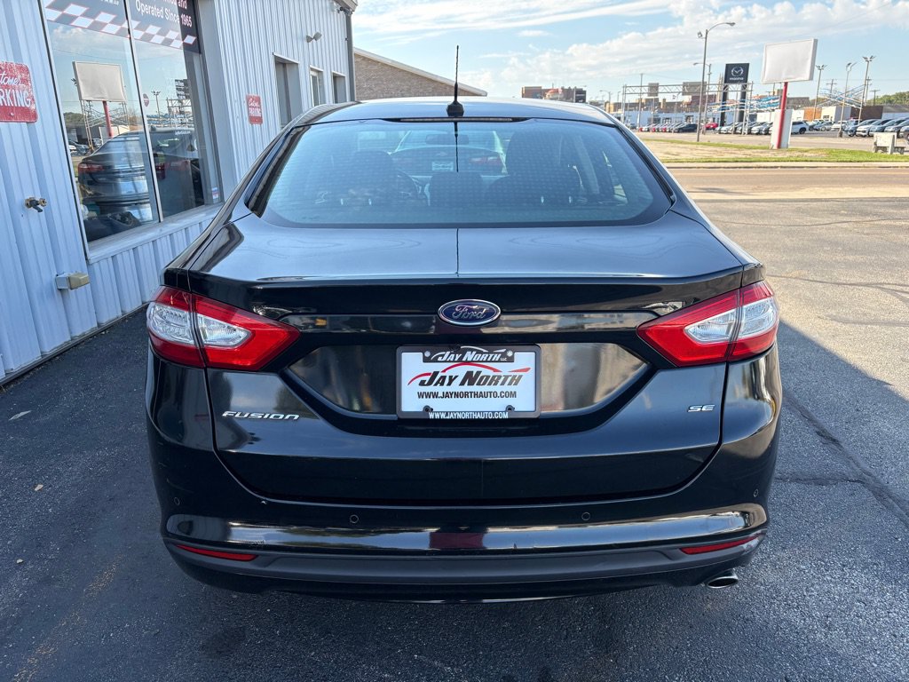 Used 2016 Ford Fusion SE FWD image 4