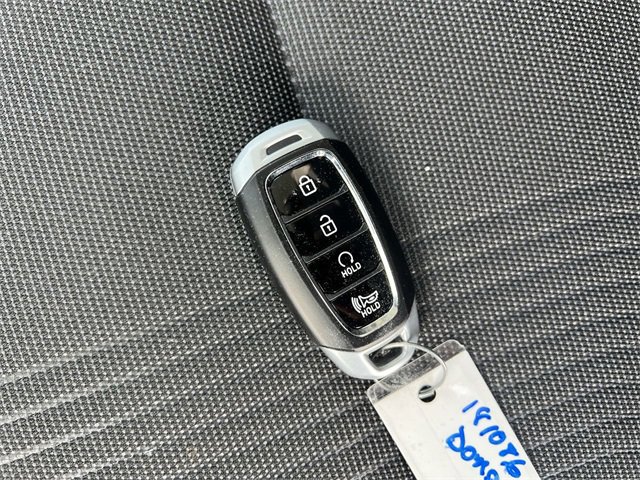 Used 2023 Hyundai Venue Limited image 25