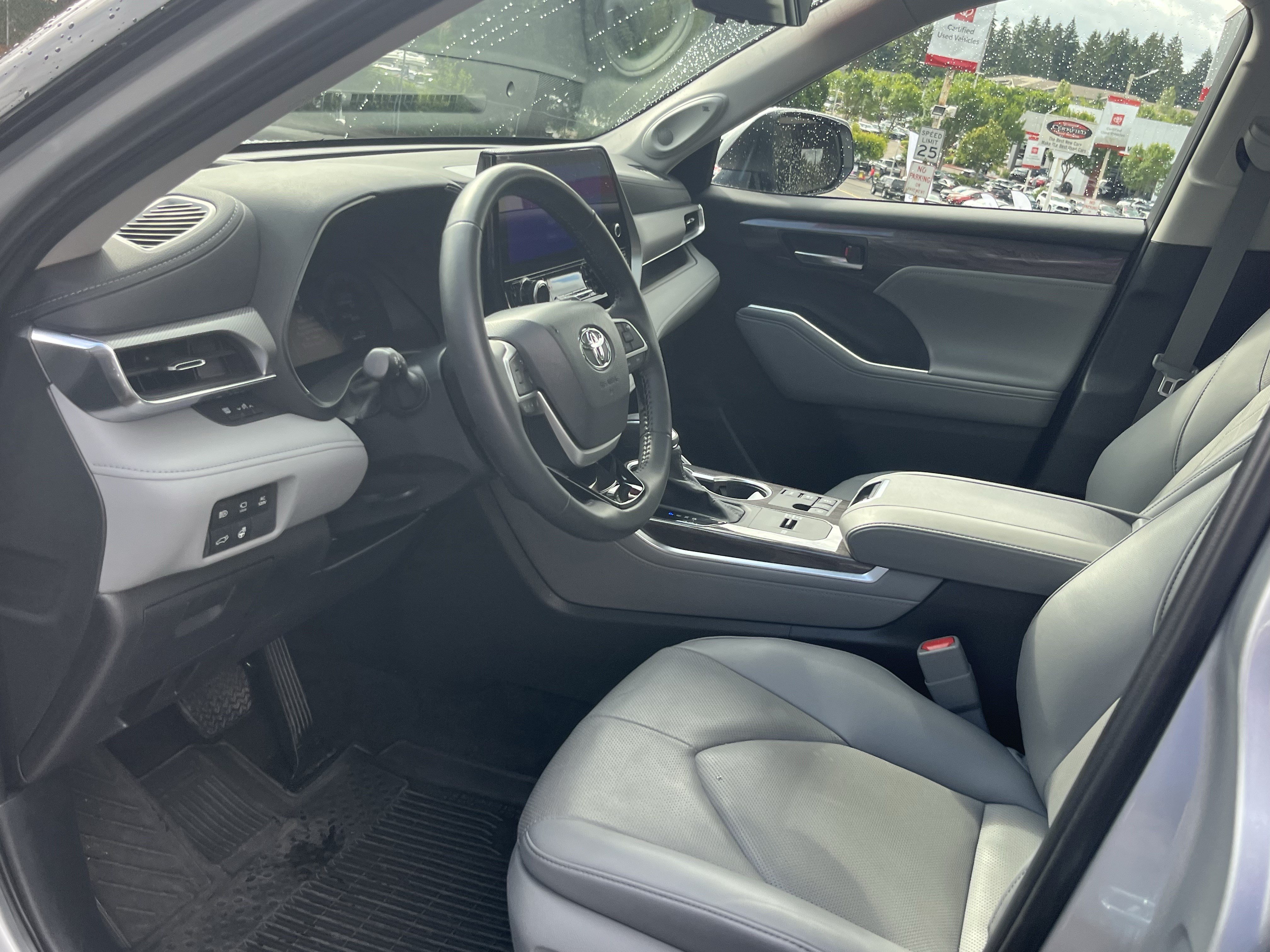 Used 2024 Toyota Highlander Platinum AWD/4WD image 10