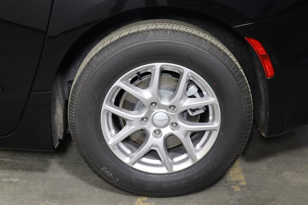 New 2027 Chrysler Pacifica Select FWD image 41