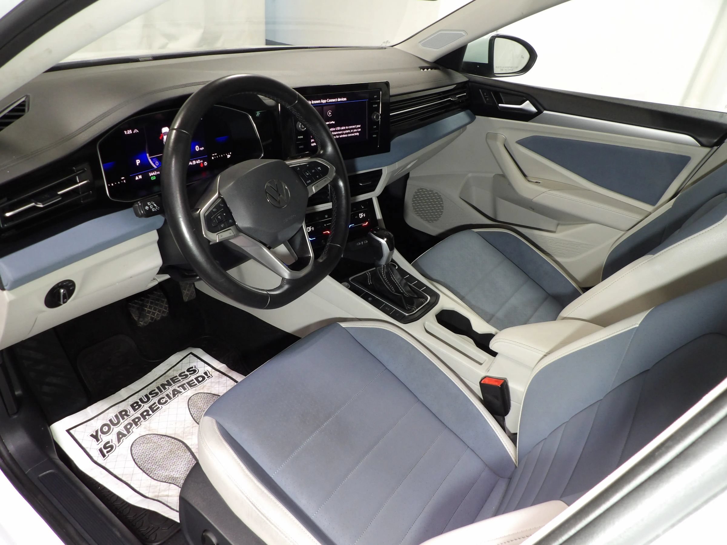 Used 2025 Volkswagen Jetta SE w/ Sunroof Package FWD image 9