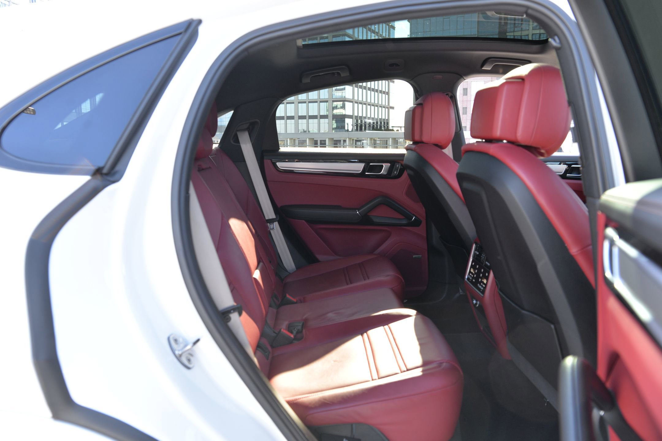 Certified 2023 Porsche Cayenne Platinum Edition image 24