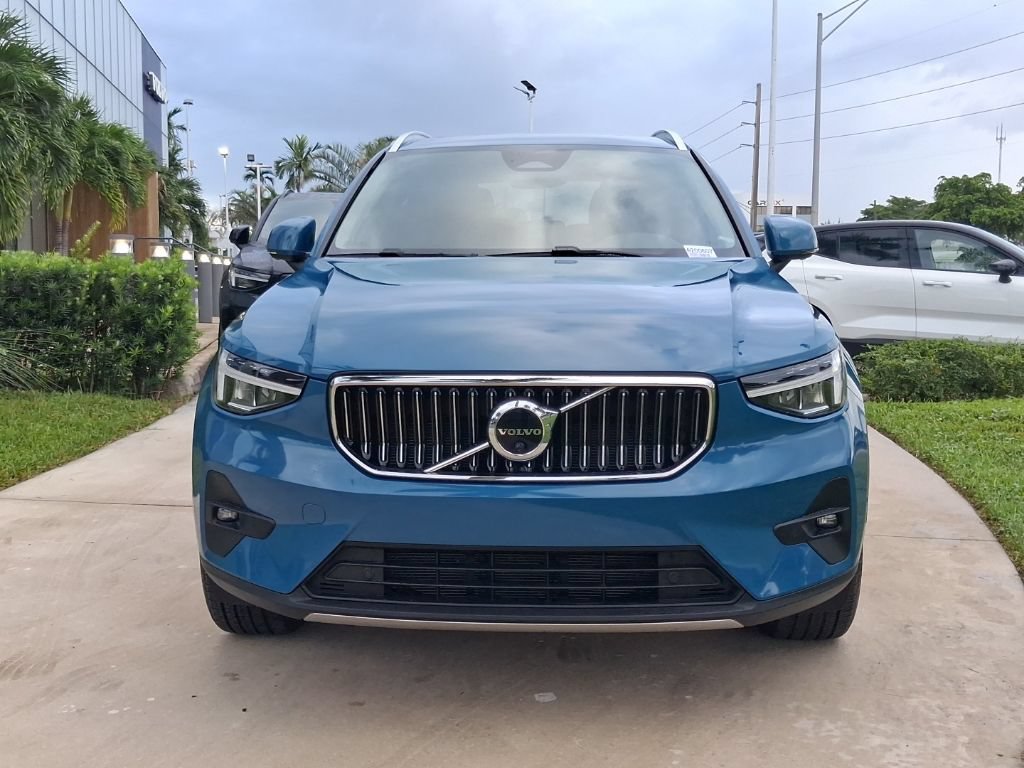 Used 2023 Volvo XC40 B4 Plus w/ Driver Assist Package FWD video 2
