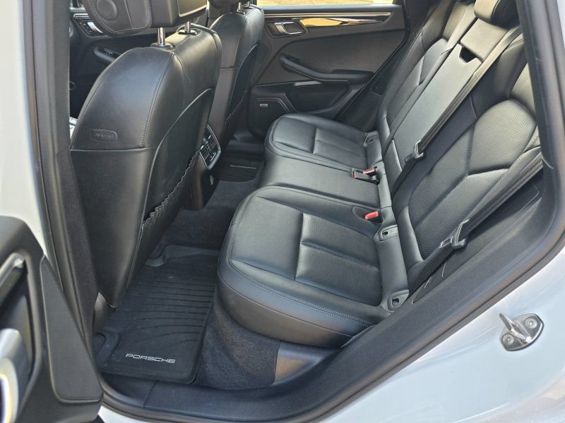 Used 2018 Porsche Macan Sport Edition AWD/4WD image 8