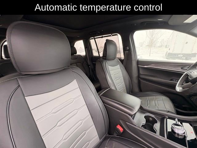 Used 2025 Jeep Grand Cherokee Limited w/ Luxury Tech Group II image 20