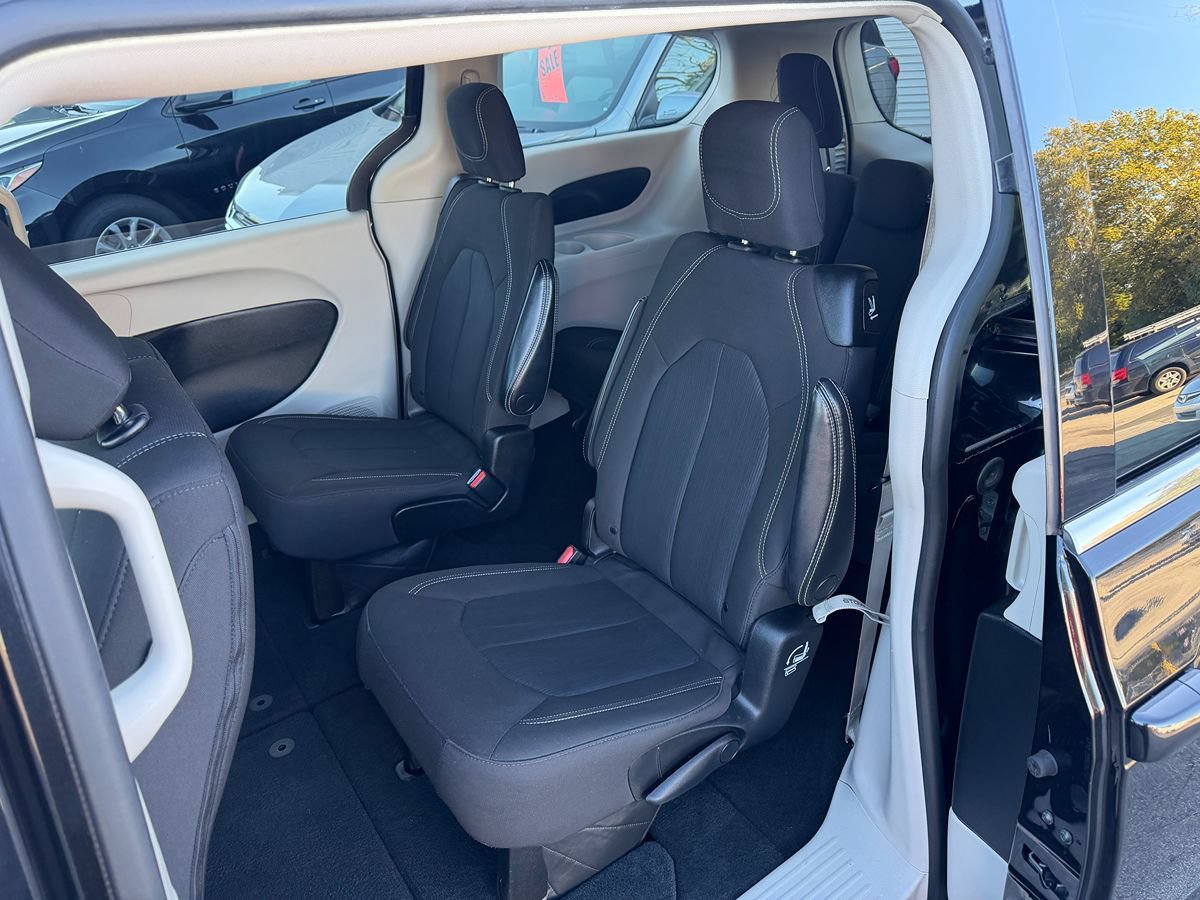 Used 2023 Chrysler Voyager LX FWD image 5
