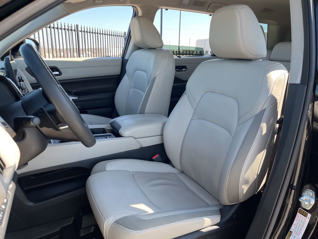 Used 2024 Nissan Pathfinder SL w/ Black Appearance Package image 25