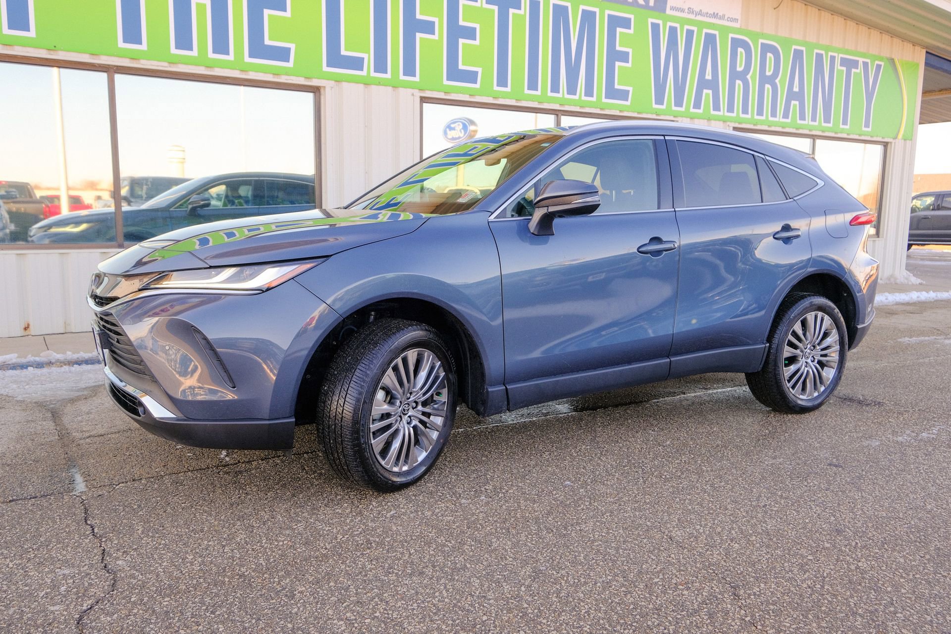 Used 2023 Toyota Venza XLE image 2