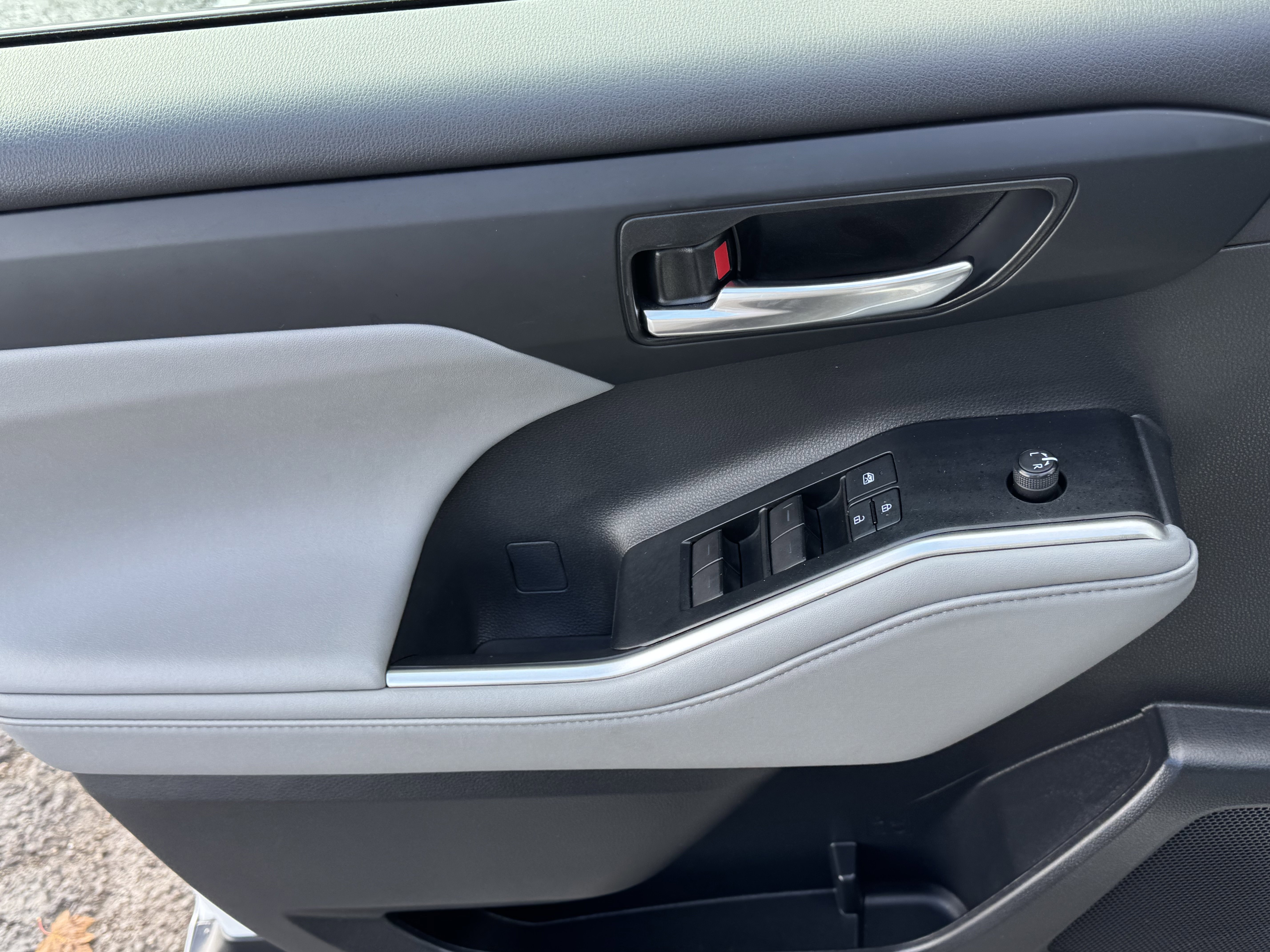 Used 2022 Toyota Highlander XLE image 23