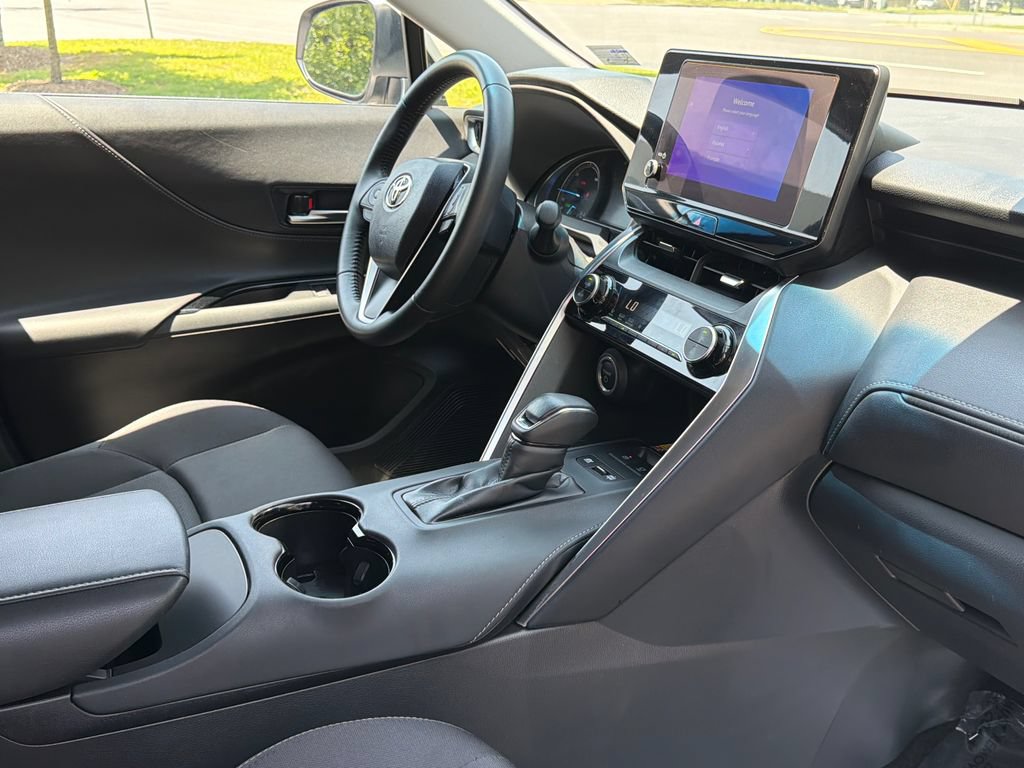 Used 2024 Toyota Venza LE AWD/4WD image 12