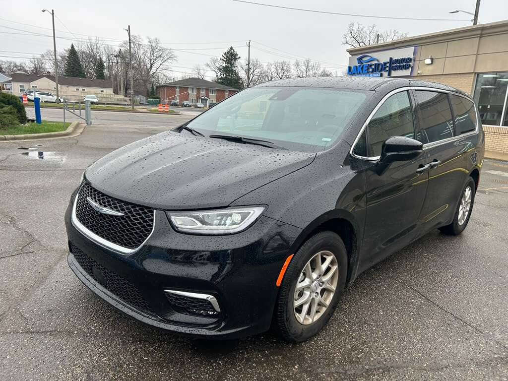 Used 2026 Chrysler Pacifica Select image 1