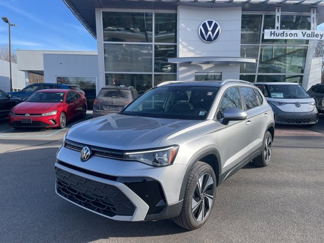 Certified 2025 Volkswagen Taos SE w/ Panoramic Sunroof Package