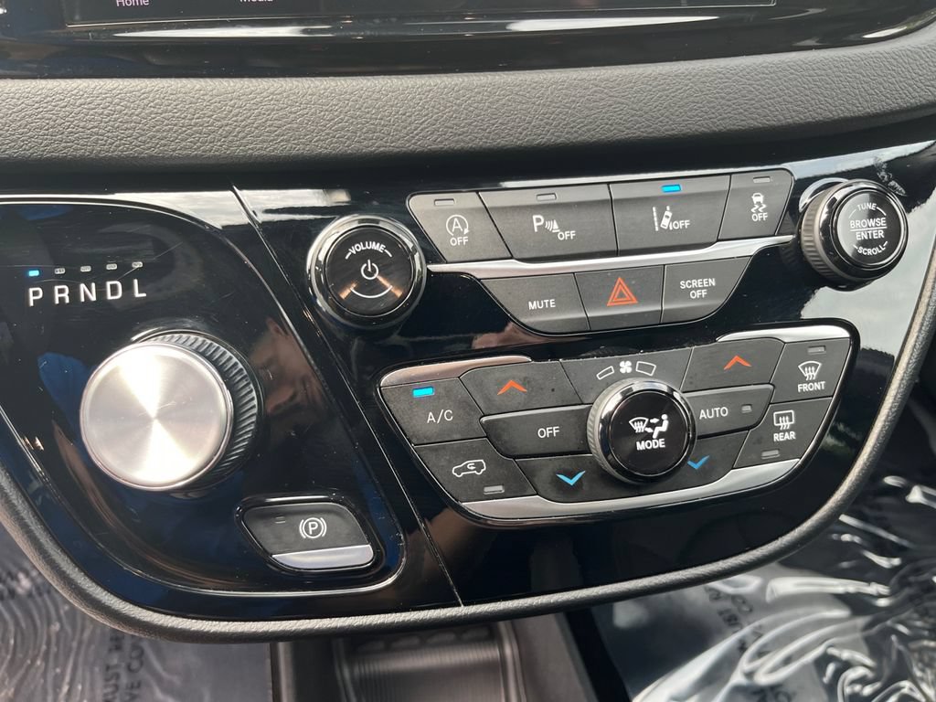 Used 2025 Chrysler Pacifica Select FWD image 19