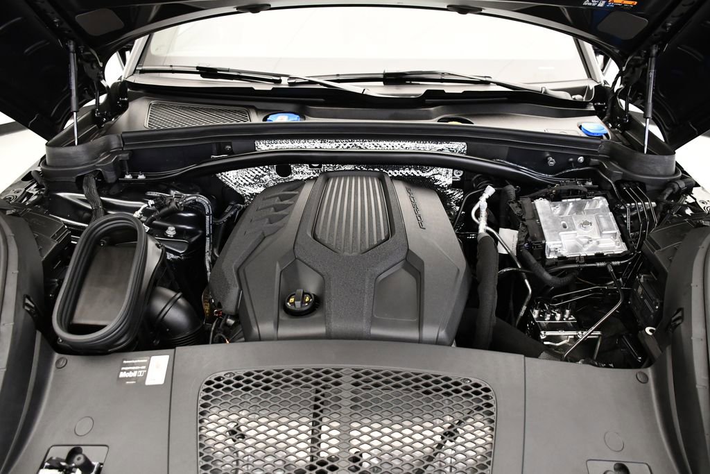 Certified 2025 Porsche Macan image 12