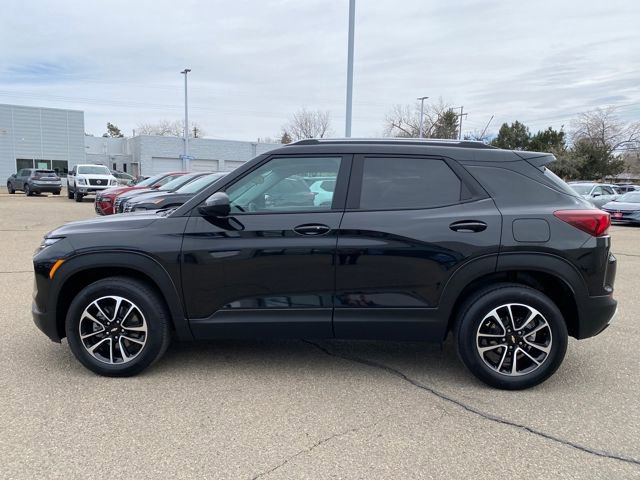 Used 2025 Chevrolet TrailBlazer LT image 2
