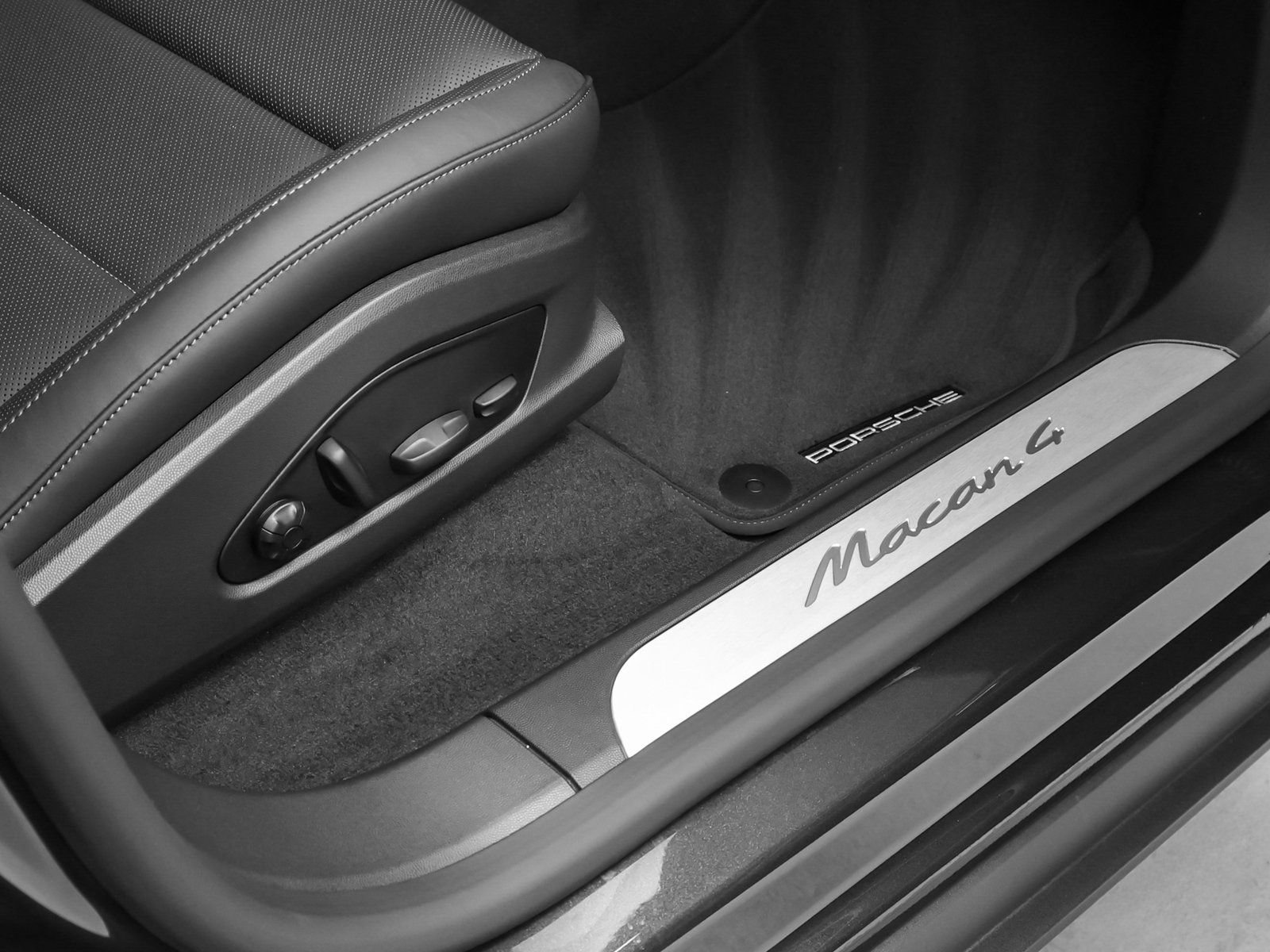 Certified 2025 Porsche Macan 4 Electric image 20