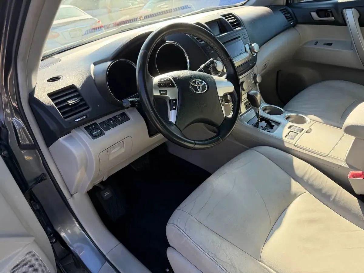 Used 2012 Toyota Highlander SE FWD image 25