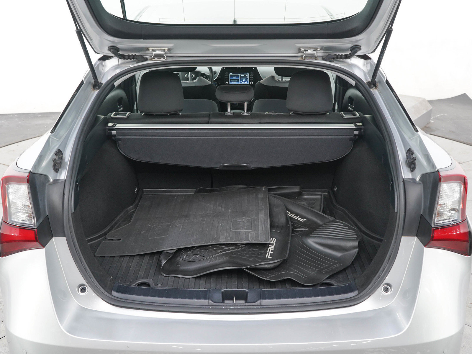 Used 2021 Toyota Prius LE FWD image 16