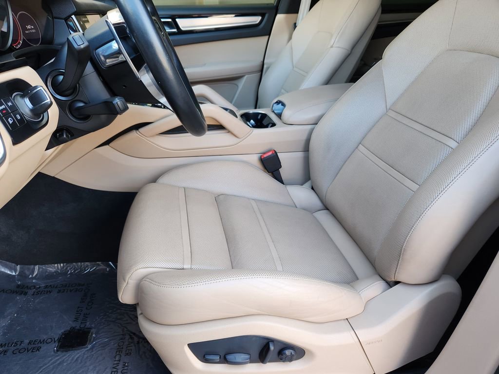 Used 2023 Porsche Cayenne Platinum Edition image 12