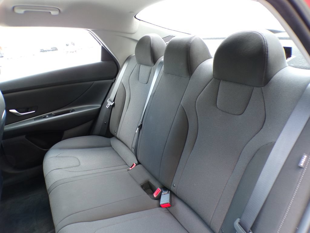 Certified 2025 Hyundai Elantra SE FWD image 16