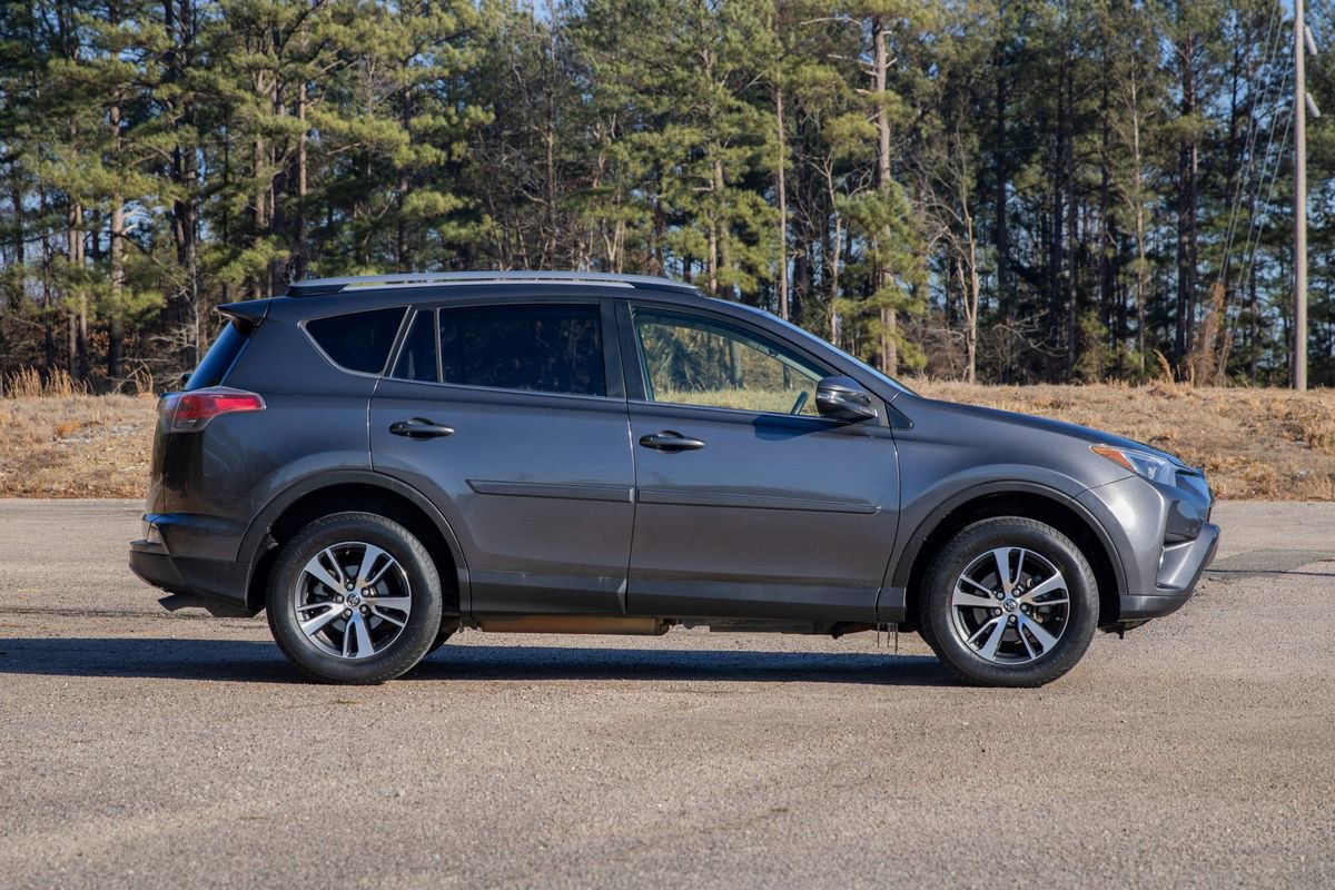 Used 2018 Toyota RAV4 XLE image 4