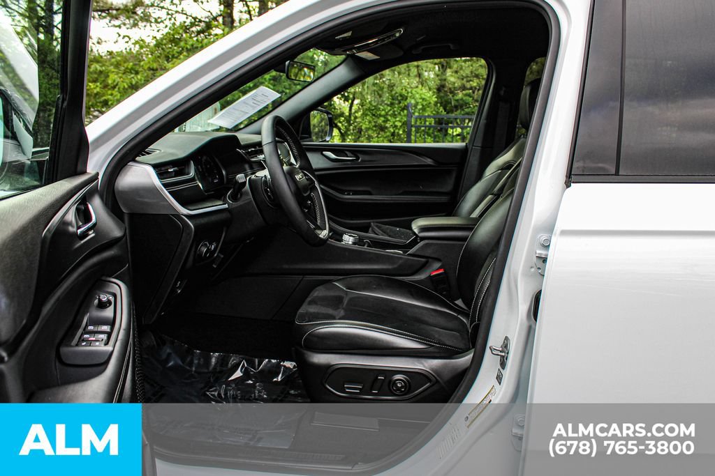 Used 2025 Jeep Grand Cherokee Altitude AWD/4WD image 16