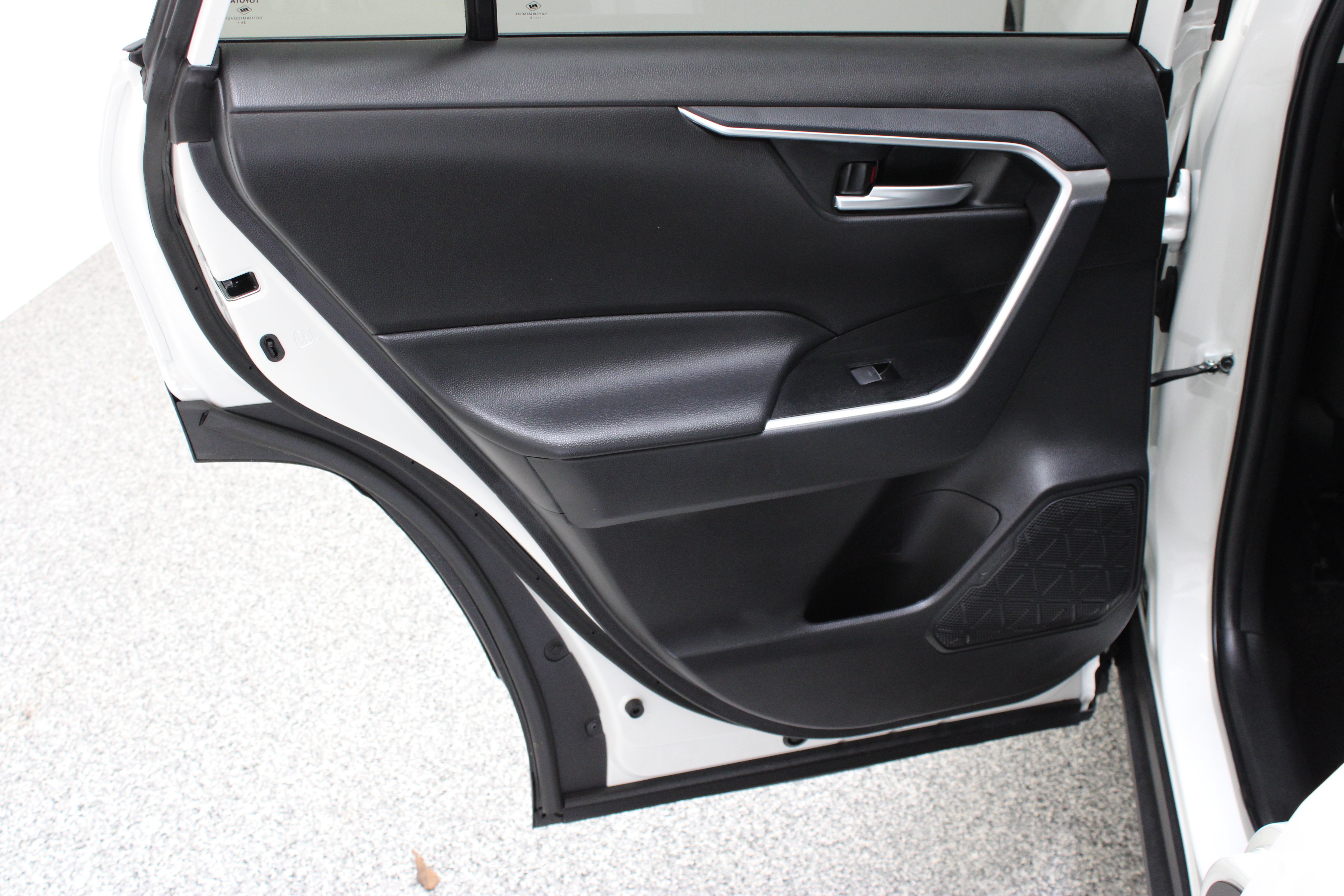 Used 2025 Toyota RAV4 XLE w/ Convenience Package FWD image 27