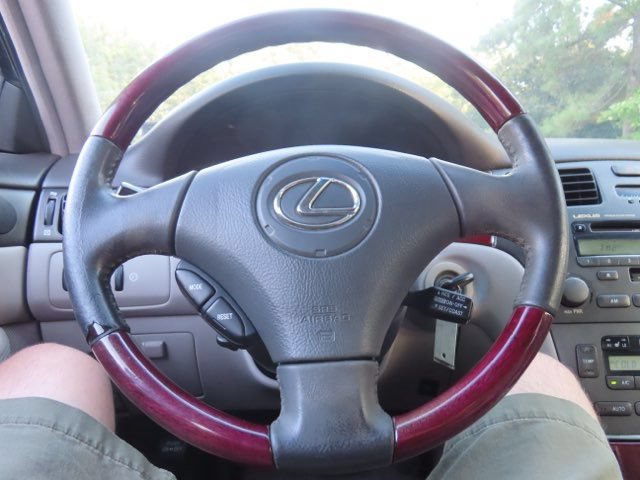 Used 2004 Lexus ES 330 w/ Premium Pkg FWD image 27