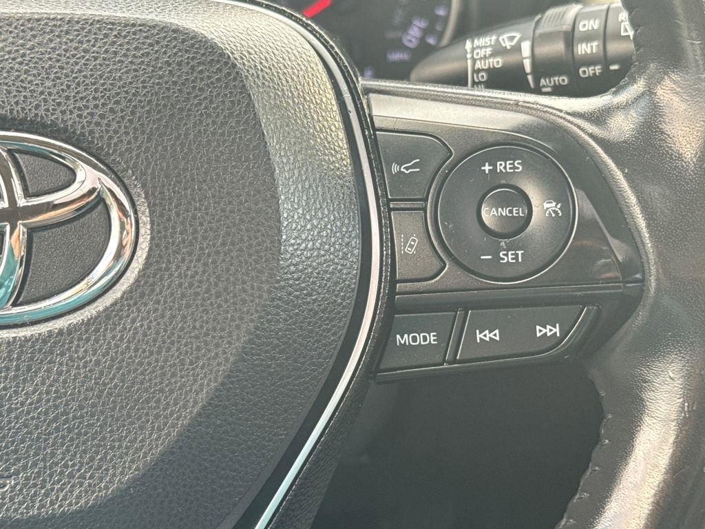 Used 2021 Toyota RAV4 XLE Premium image 18