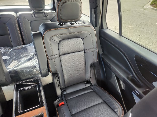 New 2026 Lincoln Aviator Black Label w/ Jet Appearance Package AWD/4WD image 15