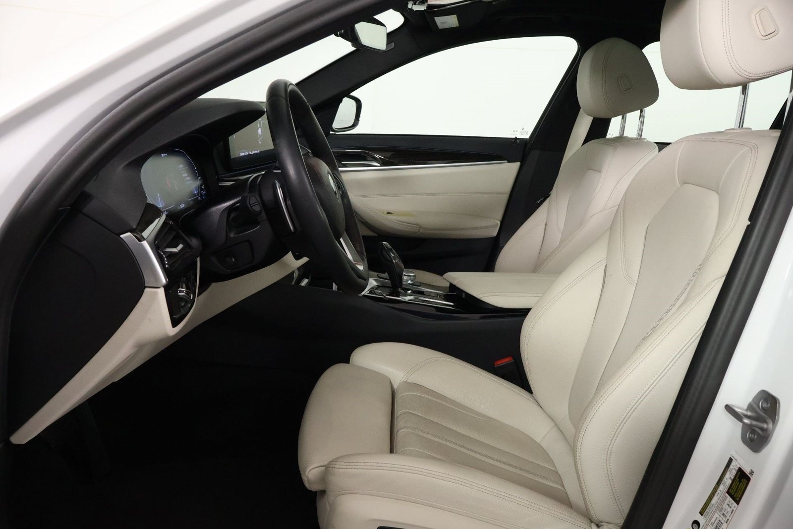 Used 2023 BMW 530e w/ Convenience Package RWD image 31