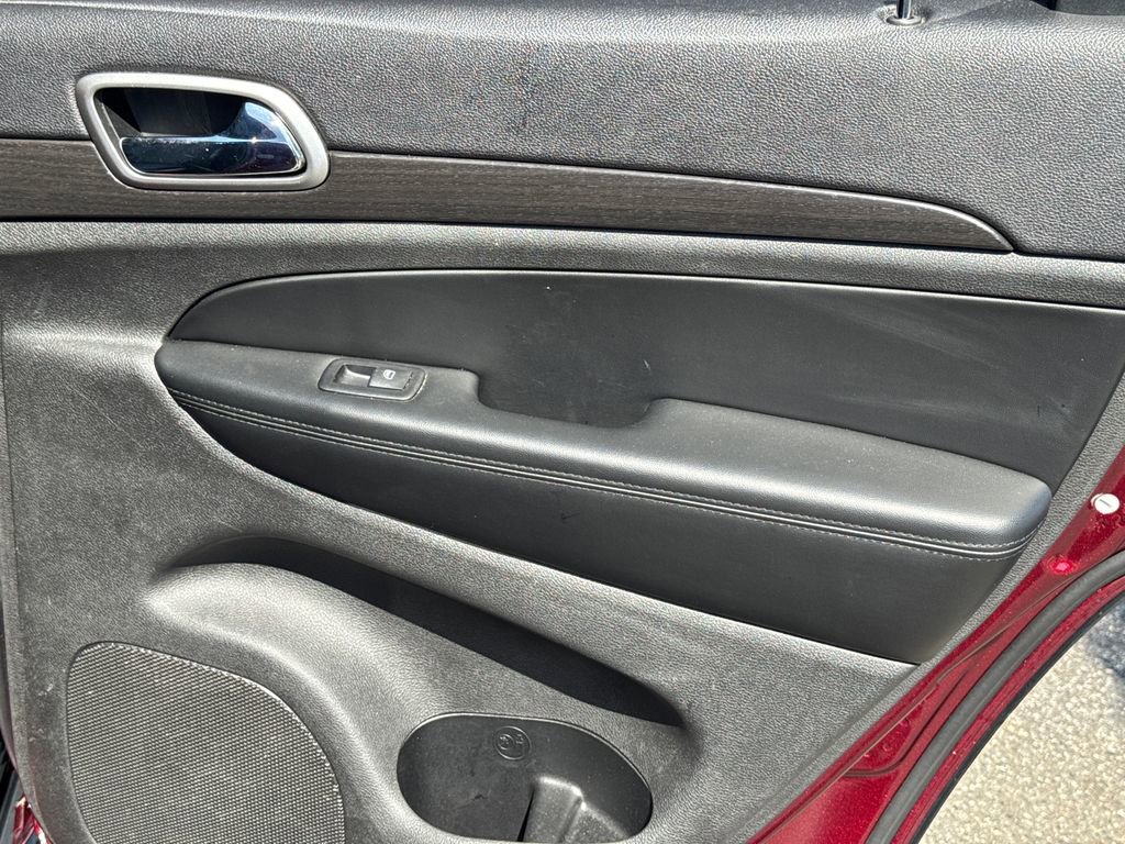 Used 2018 Jeep Grand Cherokee Laredo AWD/4WD image 16