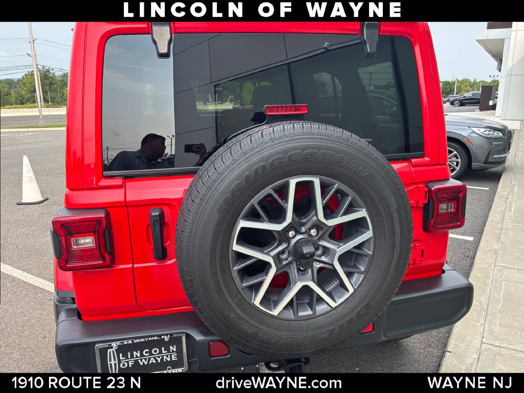Used 2024 Jeep Wrangler Unlimited Sahara AWD/4WD image 4