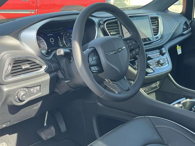 New 2026 Chrysler Pacifica Limited image 9