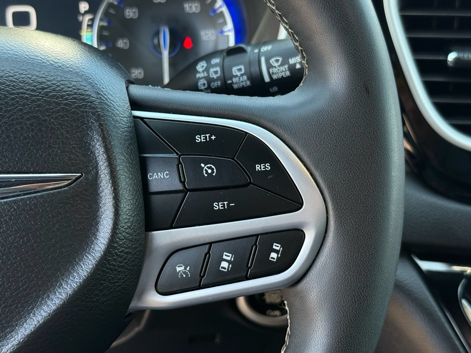 Used 2025 Chrysler Pacifica Select FWD image 18
