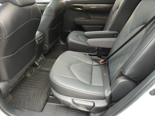 Certified 2024 Toyota Highlander Platinum FWD image 19