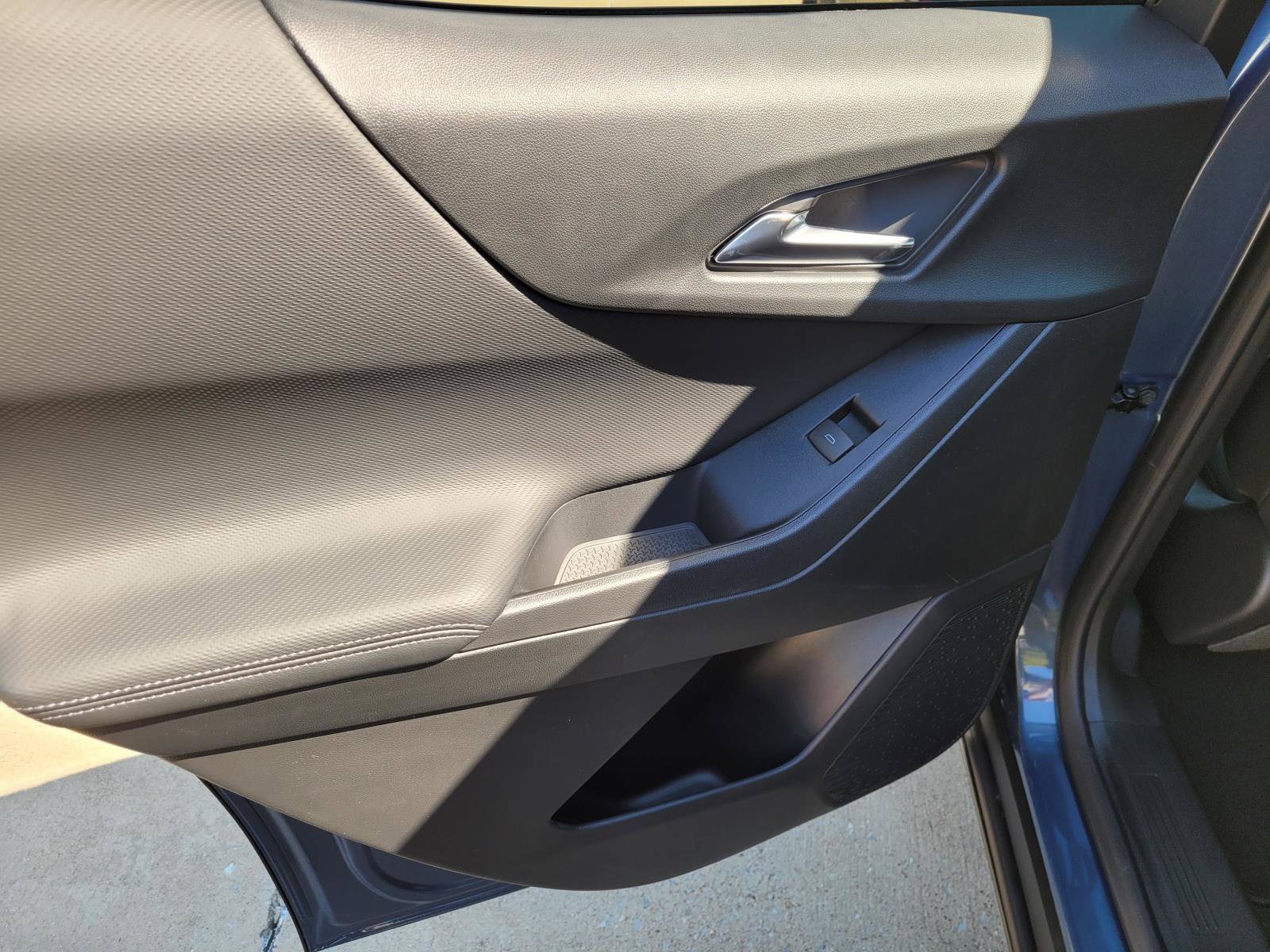New 2027 Chevrolet Equinox LT w/ Convenience Package II FWD image 9
