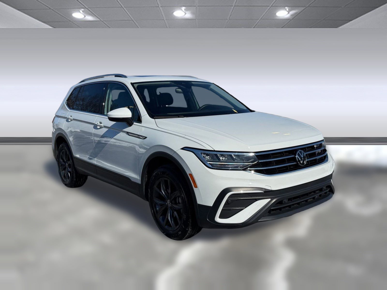 Used 2024 Volkswagen Tiguan SE w/ Panoramic Sunroof Package image 6