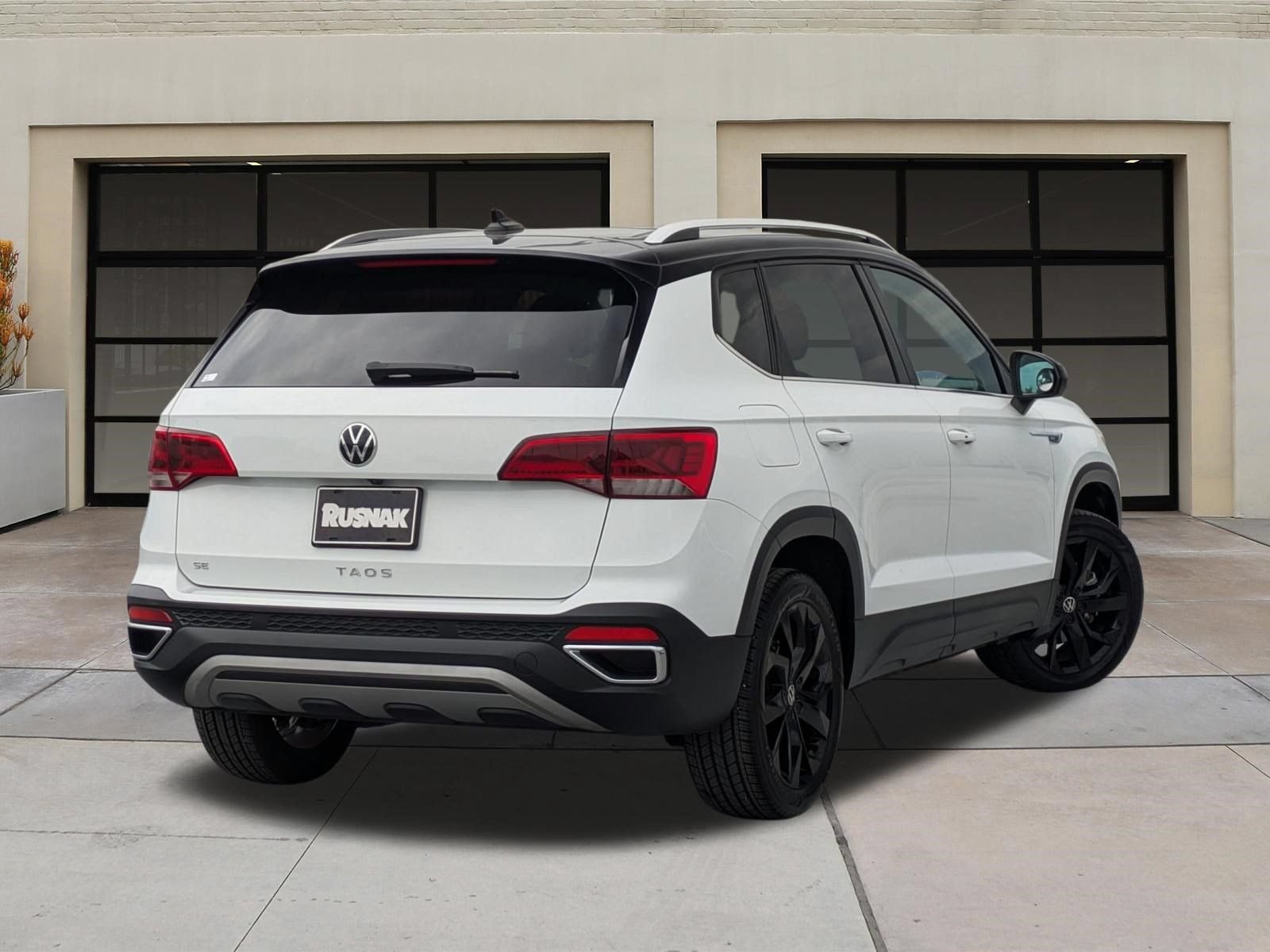 Used 2023 Volkswagen Taos SE w/ Panoramic Sunroof Package FWD image 4