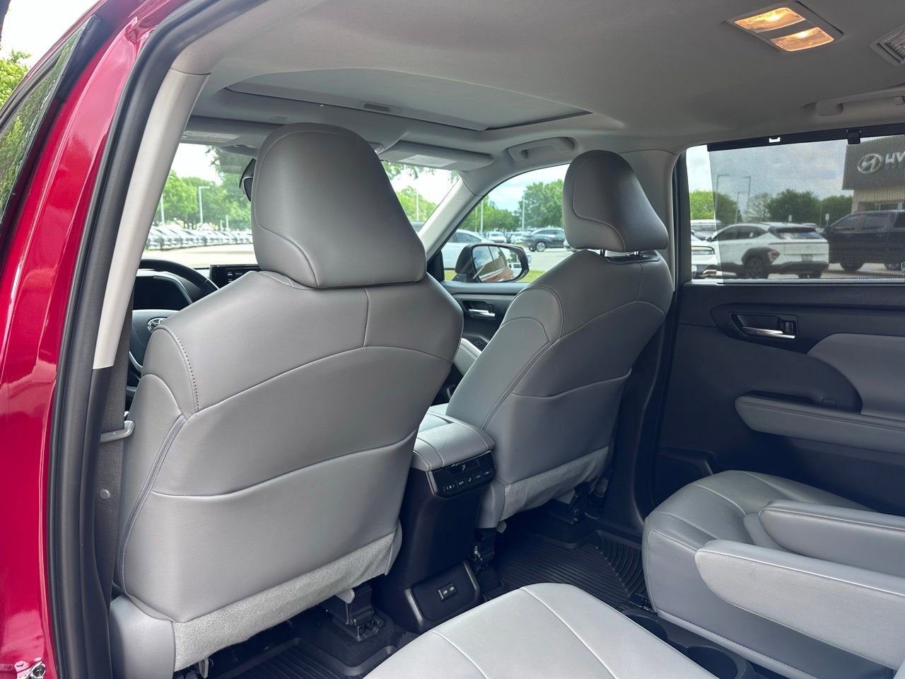 Used 2022 Toyota Highlander XLE image 19