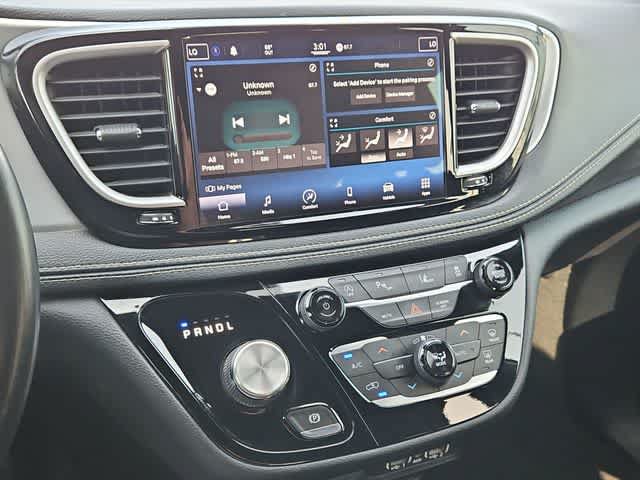 Used 2021 Chrysler Pacifica Touring w/ S Appearance Package FWD image 22